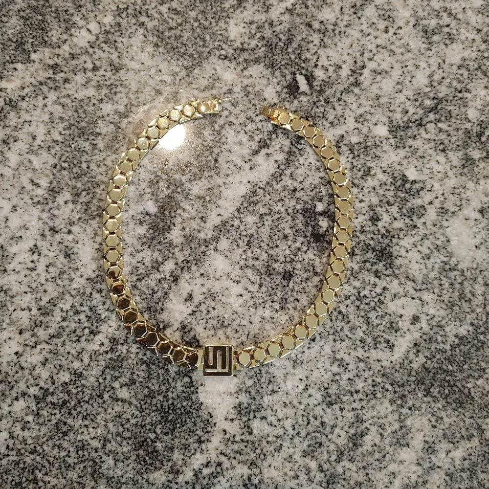 NWOT Women's chain necklace. Gold tone, with closure on back. - Picture 3 of 13